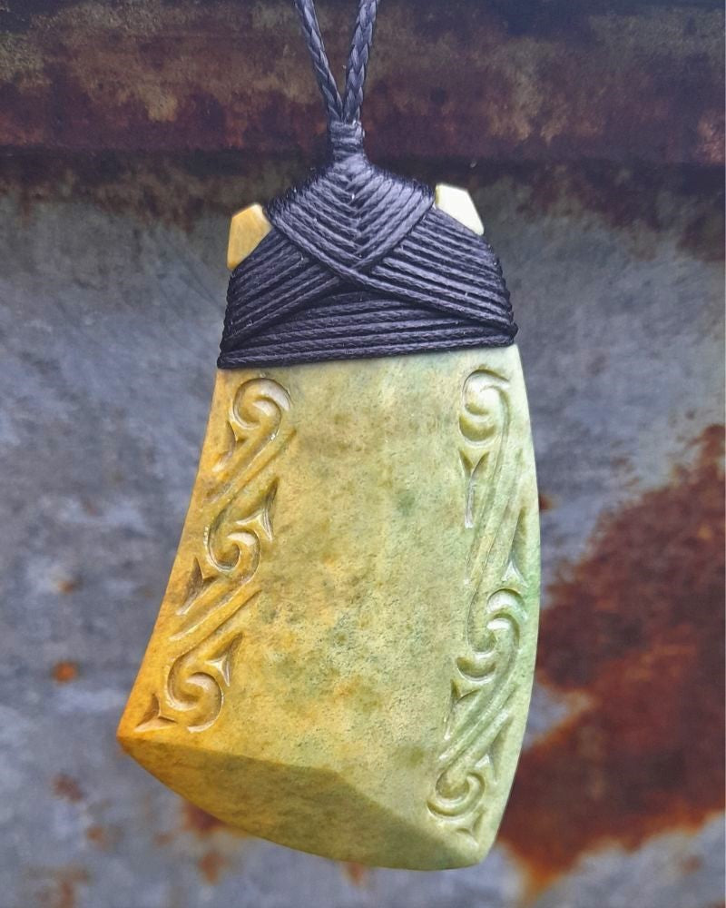 Large Curved Engraved Angled Pyramid Toki
